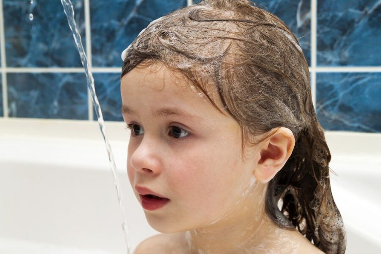 子供の髪を毎日洗うのは良いこと？
