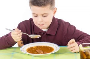 レンズ豆スープを食べる男の子