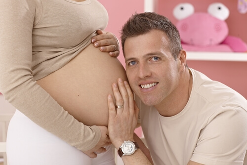 妊婦のお腹に寄り添う男性