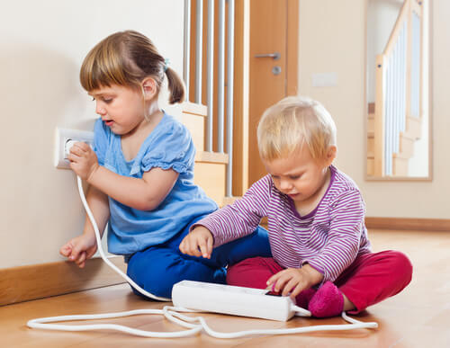 電気コードで遊ぶ子供たち