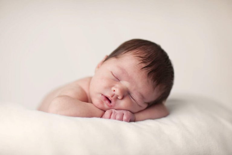 眠っている赤ちゃん