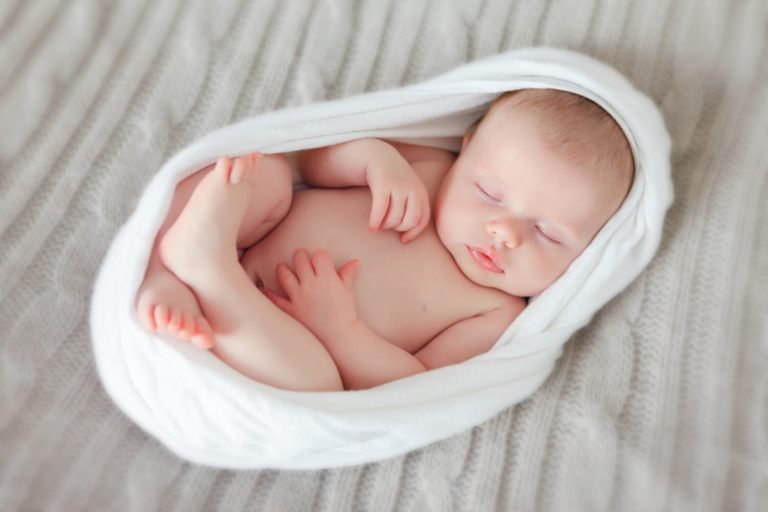 眠っている赤ちゃん