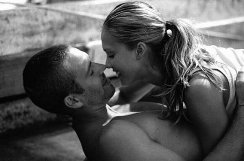 見つめ合うカップル 白黒