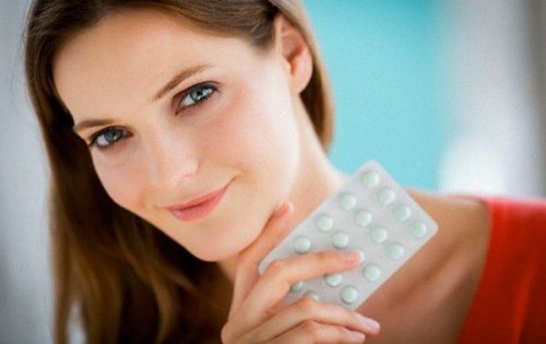 錠剤を首元に見せる女性
