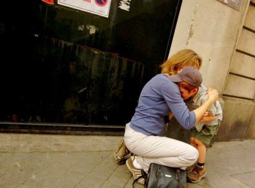 母親に泣きつく男の子