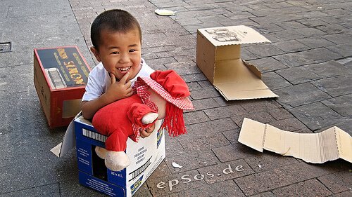 箱に入って遊ぶ子供