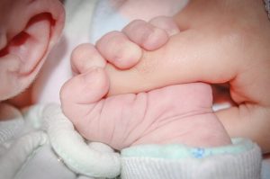 赤ちゃんにとってママを触ることは最初の遊び