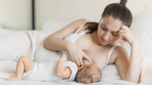 母乳をあげる母親