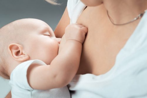 母乳を飲む乳児