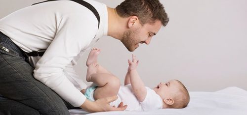 赤ちゃんをあやすパパ