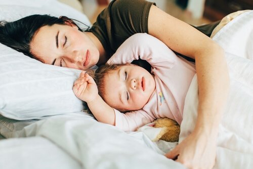 娘と添い寝する母親
