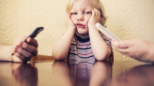 携帯電話依存症が子供に危害を及ぼす可能性