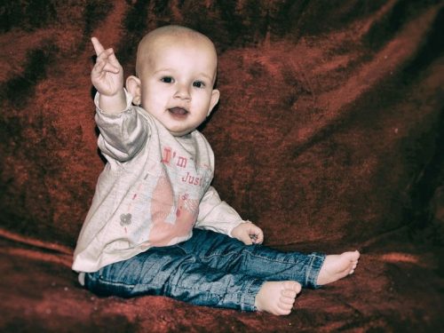 指をさす赤ちゃん