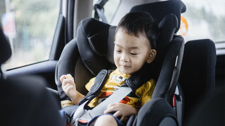 コートを着せたまま子どもを車に乗せてはいけない?