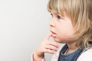 どうして子供は爪を噛むのか?