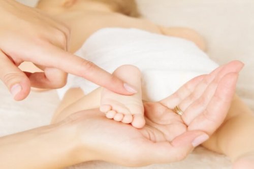 赤ちゃん ぎゅっと指を 握る