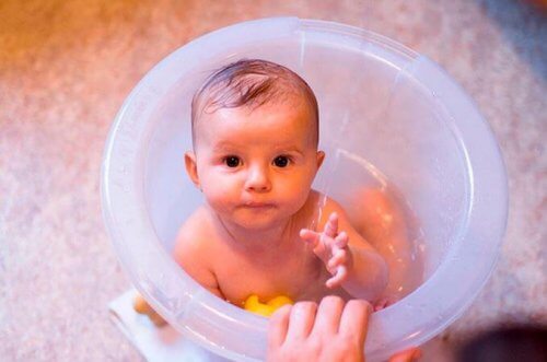赤ちゃんを洗う 赤ちゃんのお風呂