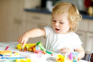 2歳児が遊んで学べる8種類のおもちゃ