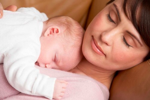 赤ちゃんが生まれて親は 睡眠時間を失う 親