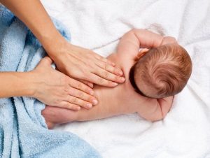 赤ちゃんマッサージがもたらす12の効果