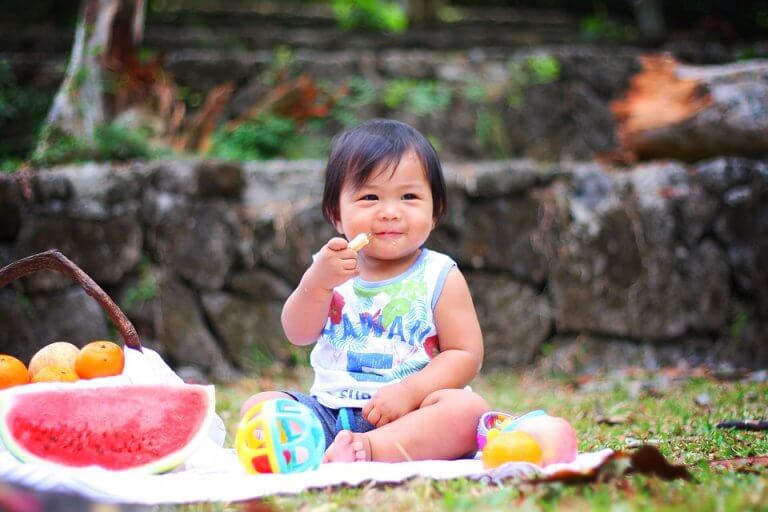 子どもの食事に果物を