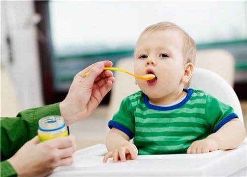スプーンから食べる赤ちゃん