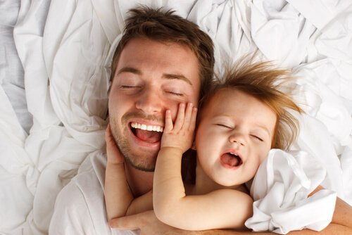 子どもに優しく触れてあげることの8つの癒し効果
