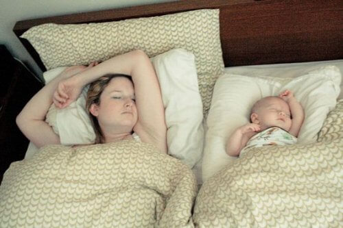 お母さんと赤ちゃん　ベッド　休憩