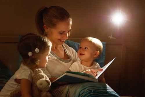 寝る前に子どもに 本 を読む