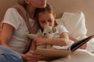 寝る前に子どもに本を読んであげましょう