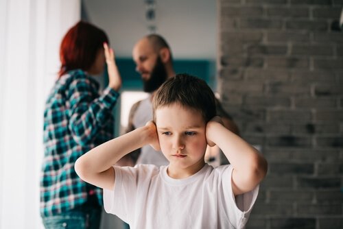 子供の前   喧嘩 影響