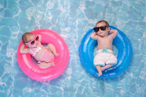 浮き輪と赤ちゃん 赤ちゃん   プール 必要な物