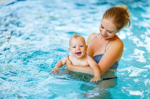 プールで遊ぶ親子 赤ちゃん   プール 必要な物