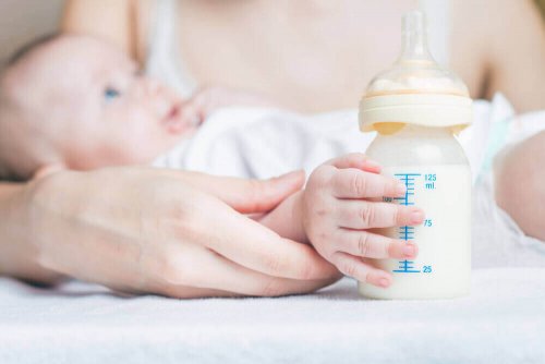 授乳瓶と赤ちゃん