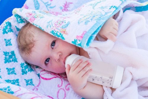 赤ちゃん用ハンモックに寝そべる乳幼児