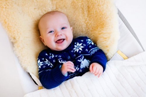 クリスマスセーターを着ている赤ちゃん 赤ちゃん用ハンモック 
