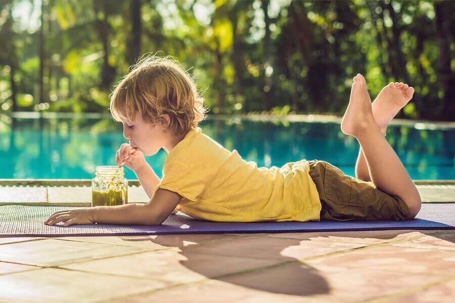 ジュースを飲んでいる少年　ビタミン　豊富なジュース