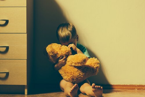 部屋の片隅で泣く子ども　心理的虐待　影響