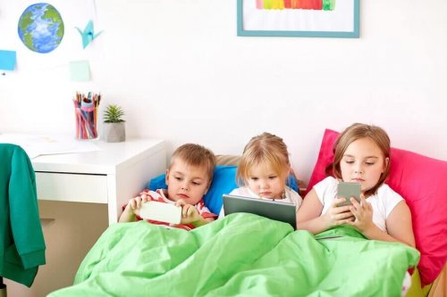 子供が何歳になったら携帯電話を持たせるべきか知っていますか?