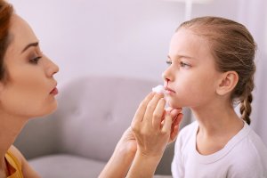 子供が鼻血を出した時の対処法