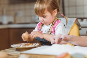 子どもに食べ物で遊ばせてもいいの?