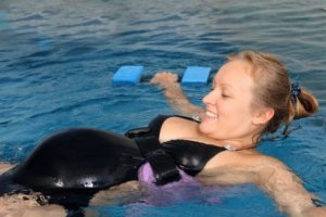 妊娠中に水泳することのメリットについて