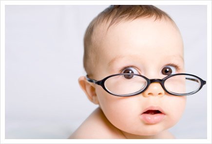 赤ちゃんの目が見え始めるのはいつ頃？