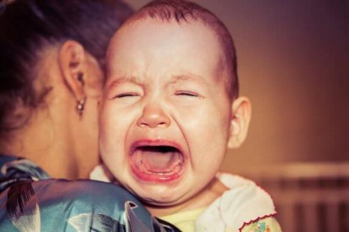 なぜ私の赤ちゃんは夜泣きをするの？：理由は不安？それとも空腹？