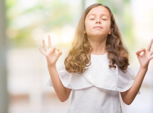 瞑想する子ども 呼吸法 落ち着く 子ども