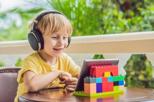 お誕生日会の招待状を動画にとる子ども お誕生日会 招待状 子ども