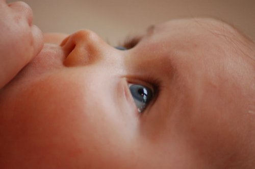 赤ちゃんの顔 眼瞼下垂　 