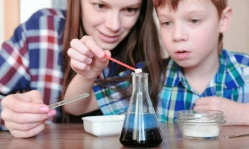 子供と一緒に挑戦してほしい!水を使った4つの実験