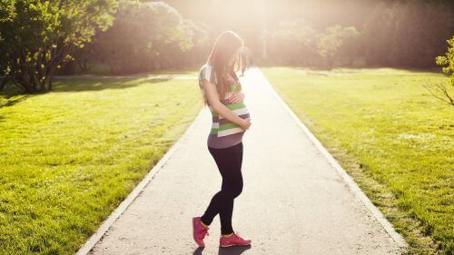 歩く妊婦 出産を誘発させる 自然療法
