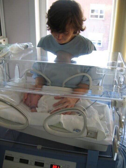 保育器に入る未熟児 未熟児 権利　 早産児